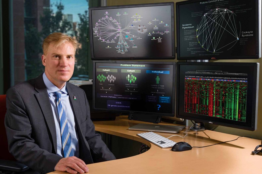 Yves A. Lussier a fait progresser la m&eacute;decine de pr&eacute;cision et le monde des d&eacute;couvertes g&eacute;nomiques, cette discipline de la biologie moderne. L&rsquo;un de ses principaux faits d&rsquo;armes est sans contredit la conception d&rsquo;une puce g&eacute;n&eacute;tique capable de d&eacute;tecter n&rsquo;importe lequel des 1&nbsp;700 virus connus.