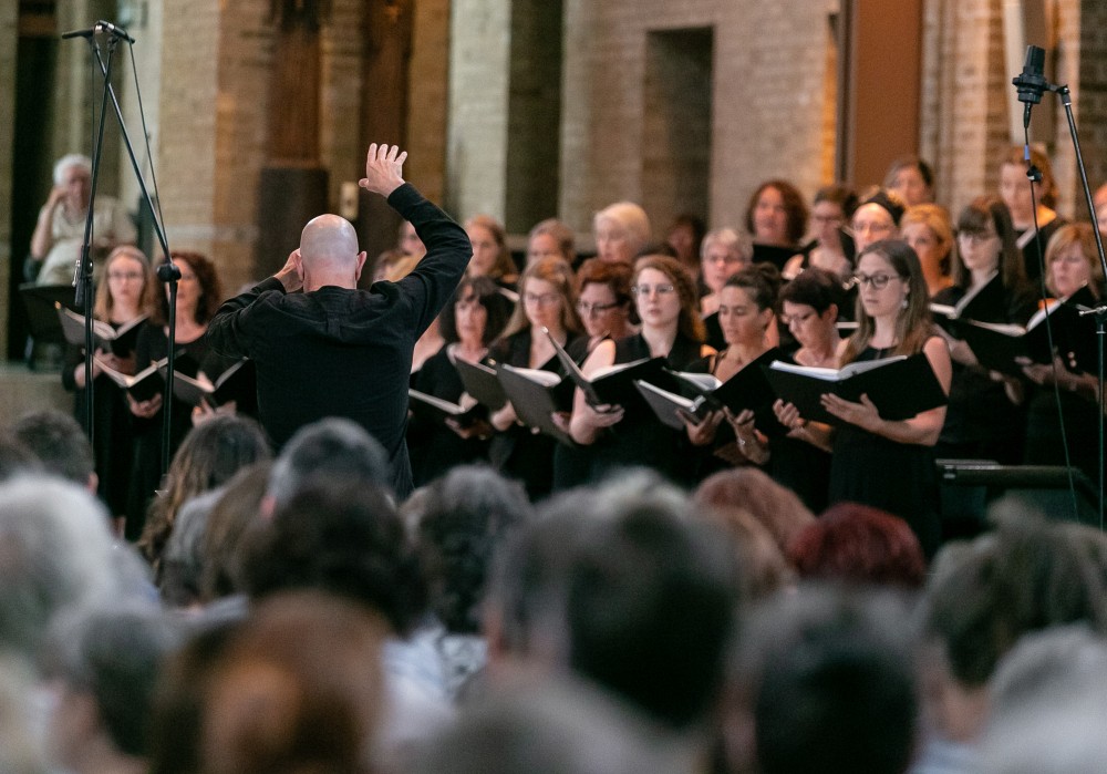 Robert Ingari dirigera l'&eacute;dition 2025 de l&rsquo;&Eacute;cole d&rsquo;&eacute;t&eacute; de chant choral&nbsp;sous le th&egrave;me de la symphonie no&nbsp;5&nbsp;Brought To Light&nbsp;(Ramen&eacute; &agrave; la lumi&egrave;re) du compositeur australien Stuart Greenbaum.