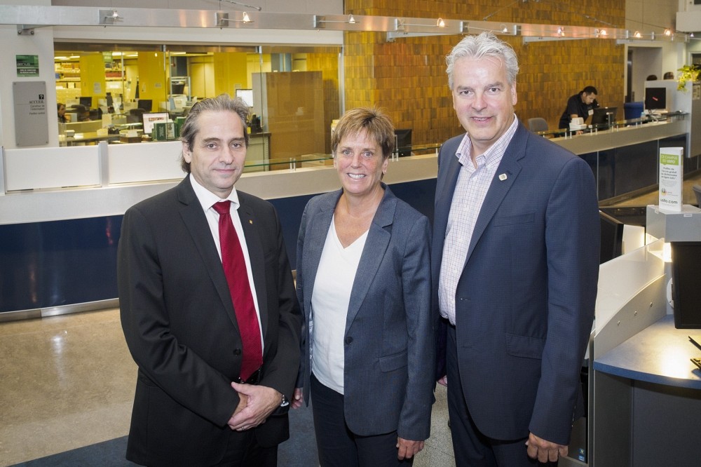 Fran&ccedil;ois Coderre, doyen de la Facult&eacute; d'administration, en compagnie de la professeure Joanne Roch, pr&eacute;sidente d'honneur de l'&eacute;v&eacute;nement, et de Bernard S&eacute;vigny, maire de Sherbrooke et dipl&ocirc;m&eacute; du programme&nbsp;DBA.