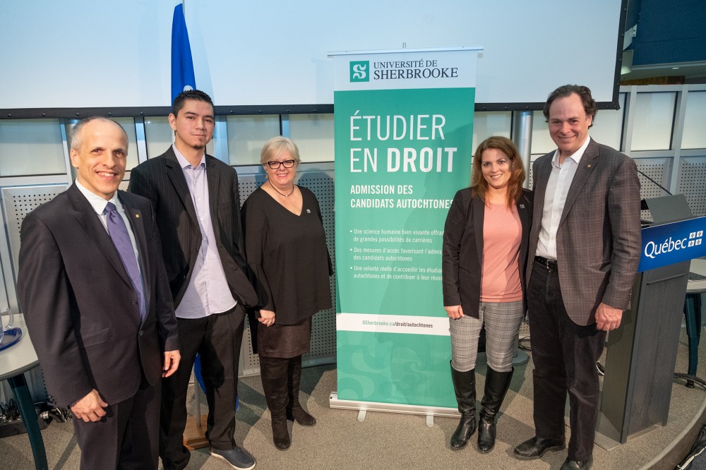 Le Pr Pierre Cossette, recteur, est accompagn&eacute; de l'&eacute;tudiant autochtone en droit Miguel Coocoo Chachai, de la ministre responsable des Affaires autochtones Sylvie D&rsquo;Amours, de la d&eacute;put&eacute;e de Saint-Fran&ccedil;ois Genevi&egrave;ve H&eacute;bert et du doyen de la Facult&eacute; de droit, le Pr S&eacute;bastien Lebel-Grenier.