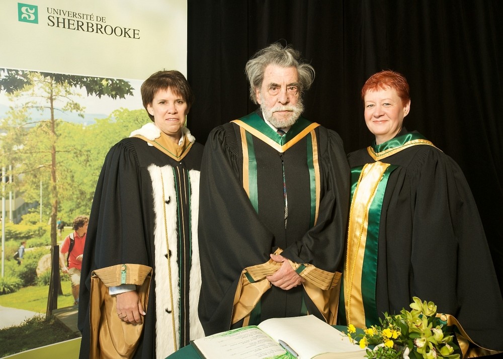 Ronald Sutherland, en compagnie de la rectrice de l'Universit&eacute; de Sherbrooke, Luce Samoisette, et de la doyenne de la Facult&eacute; des lettres et sciences humaines, Lynda Bellalite, alors qu'il recevait le titre de professeur &eacute;m&eacute;rite en&nbsp;2009.