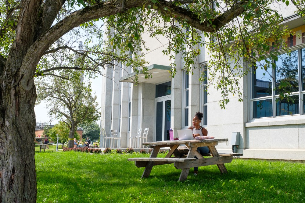 B&acirc;timent du pavillon de la vie &eacute;tudiante (E1) du Campus principal o&ugrave; se situe le service de l'aide financi&egrave;re.