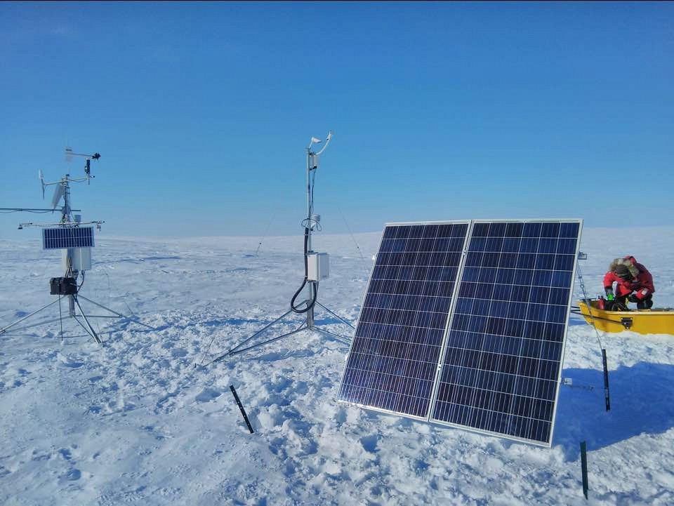 Une station m&eacute;t&eacute;orologique r&eacute;cemment d&eacute;ploy&eacute;e &agrave; Cambridge Bay, au Nunavut.