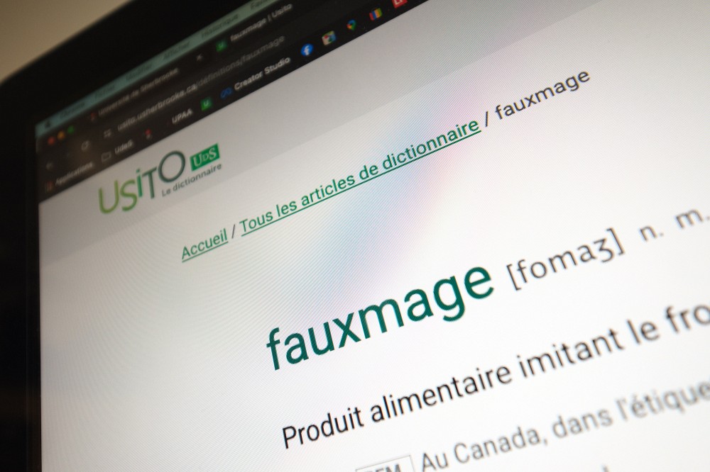 Parmi les ajouts du dictionnaire Usito, on compte notamment&nbsp;des&nbsp;n&eacute;ologismes&nbsp;cr&eacute;&eacute;s pour d&eacute;signer de&nbsp;nouvelles r&eacute;alit&eacute;s, comme fauxmage.&nbsp;