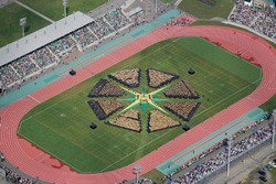 Dans un geste solennel, les 3776 diplômés ont été investis 
des couleurs de l\'Université de Sherbrooke, soit le vert et l\'or.