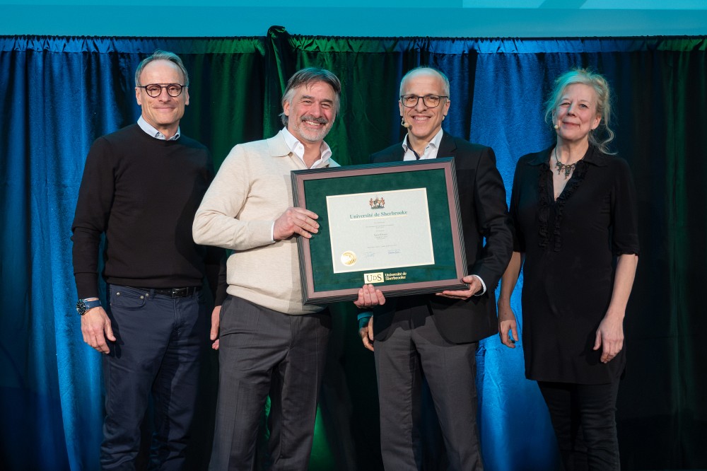 Far&egrave;s Khoury accompagn&eacute; du doyen de l&rsquo;&Eacute;cole de gestion Jean Roy, du recteur Pierre Cossette et la vice-rectrice aux &eacute;tudes, Christine Hudon.