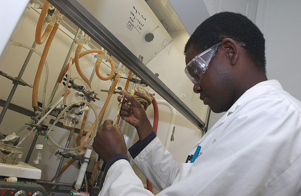 Le doctorant Sadia Soumar&eacute; travaille sur la production de caoutchoucs intelligents qui r&eacute;pondent aux stimuli de leur environnement.