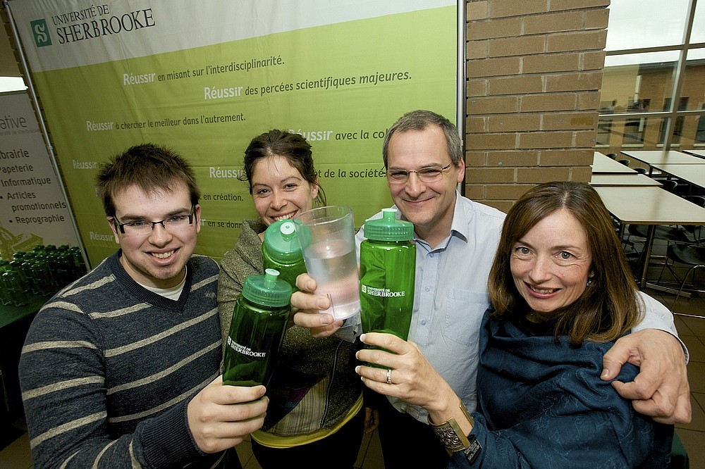 Maxime-Olivier Hinse, de la FEUS, Judith Beaudoin, du REMDUS, le vice-recteur Alain Webster et H&eacute;l&egrave;ne Daneau, de la Coop&eacute;rative de l'UdeS et Caf&eacute; CAUS.