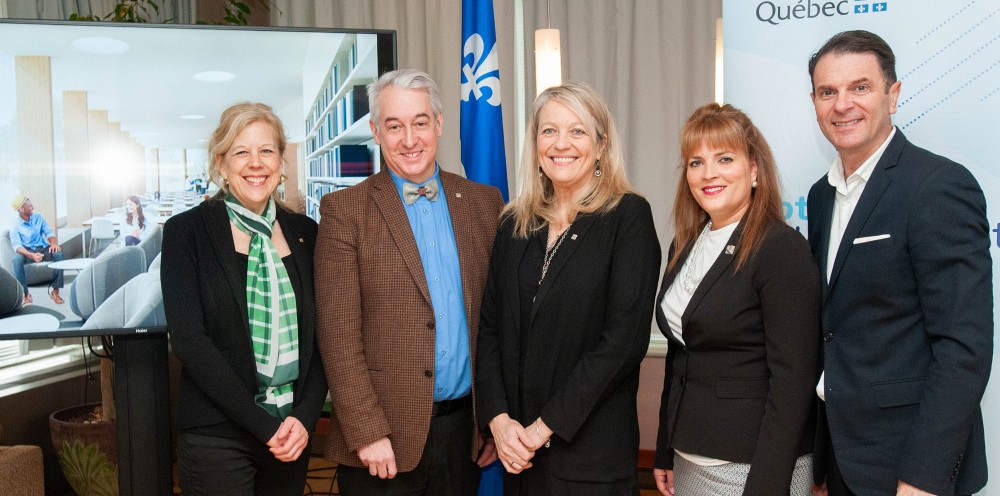 Le ministre Fran&ccedil;ois Bonnardel a annonc&eacute; un investissement important pour la construction du Carrefour du savoir au Campus de la sant&eacute;. On le voit ici en compagnie de la vice-rectrice Christine Hudon, du doyen Dominique Dorion, de la vice-rectrice Denyse R&eacute;millard et de la d&eacute;put&eacute;e Genevi&egrave;ve H&eacute;bert.