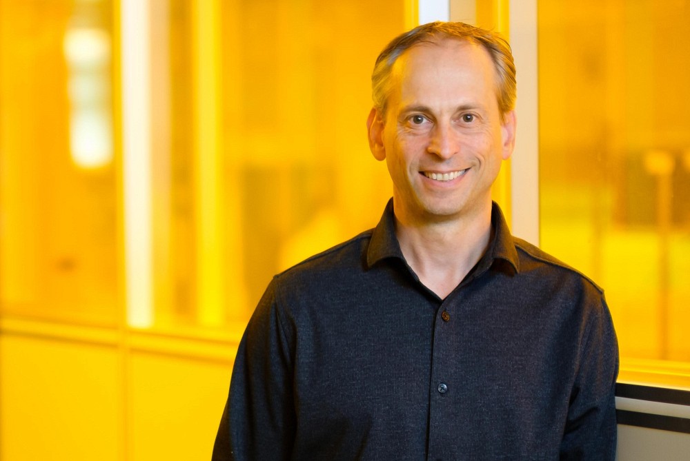 Le Pr Dominique Drouin est cotitulaire de la&nbsp;Chaire de recherche industrielle CRSNG-IBM Canada sur l&rsquo;int&eacute;gration h&eacute;t&eacute;rog&egrave;ne &agrave; haute performance.