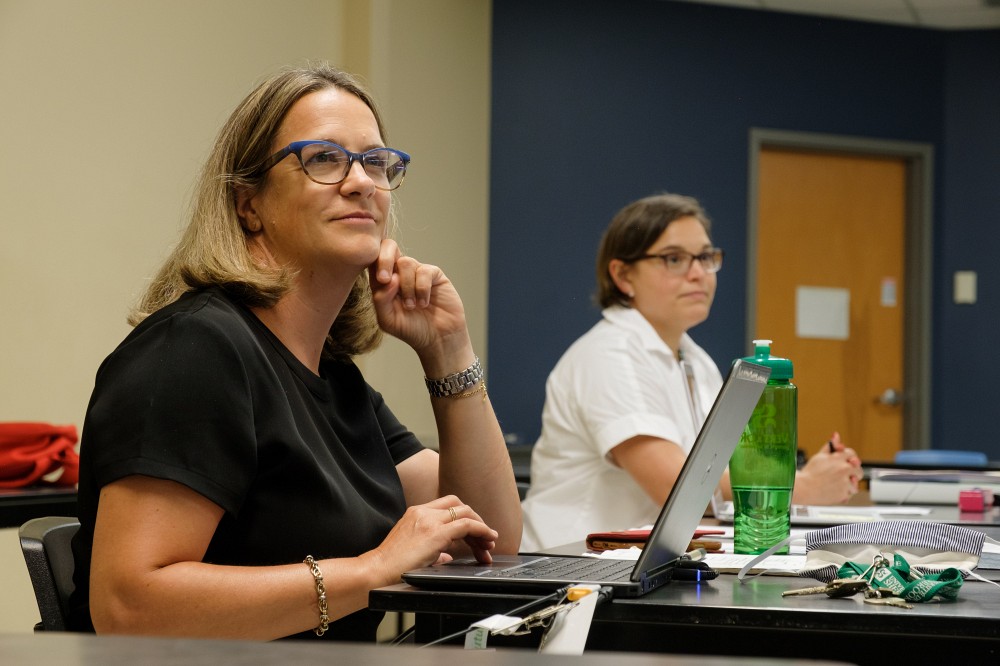 Nathalie Delli-Colli, professeure en travail social et chercheuse principale du projet d'outil d&rsquo;accompagnement de transition domiciliaire par et pour les personnes a&icirc;n&eacute;es.