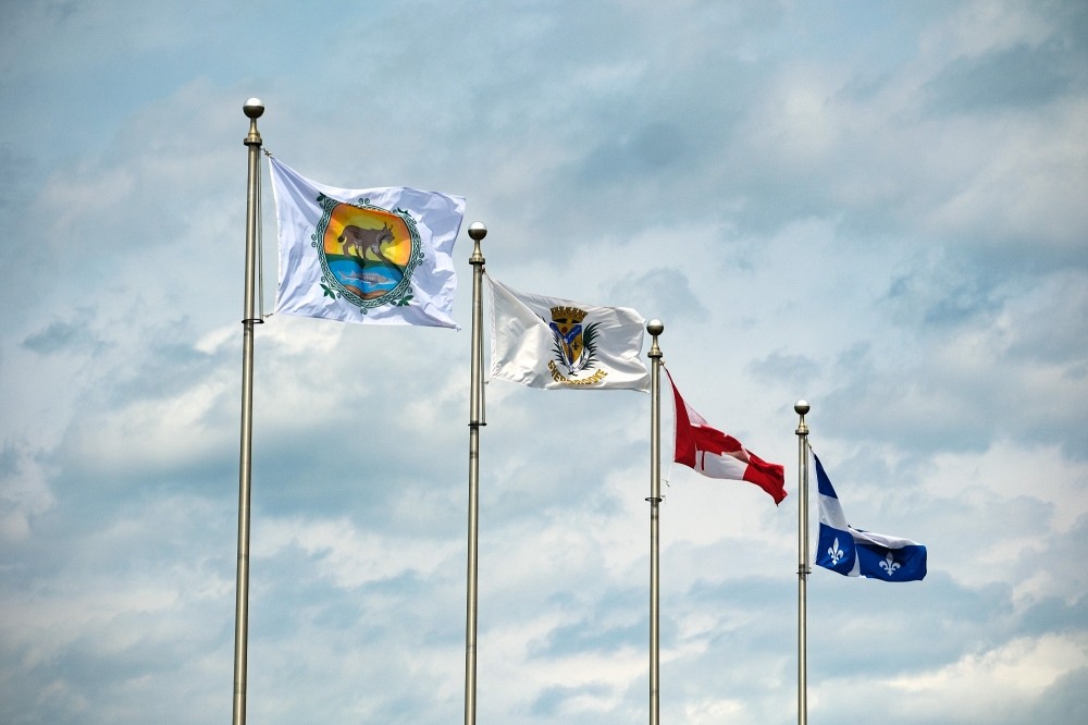 Le drapeau de la Nation&nbsp;W8banaki&nbsp;s'&eacute;l&egrave;ve d&eacute;sormais sur le Ndakina&nbsp;o&ugrave; se situe le Campus principal de l'UdeS, pr&egrave;s du stade ext&eacute;rieur.