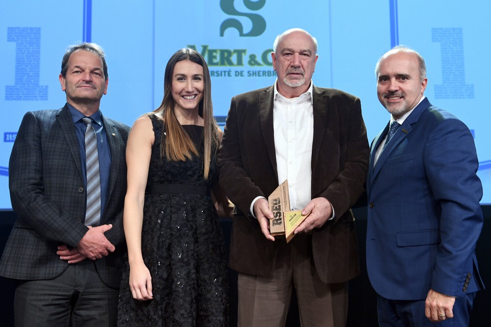 Richard Crevier &eacute;tait entour&eacute; du directeur g&eacute;n&eacute;ral du SSAP Jean-Pierre Boucher, de l'ancienne athl&egrave;te Vert & Or Marie-&Egrave;ve Dugas et du pr&eacute;sident-directeur g&eacute;n&eacute;ral du RSEQ Gustave Roel, au moment de la remise du Sablon d'honneur.