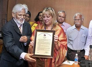 La professeure Nathalie Watteyne et le pr&eacute;sident de l'AITF, le professeur Madanagobalane, lors de la remise du prix &agrave; Pondich&eacute;ry en Inde.