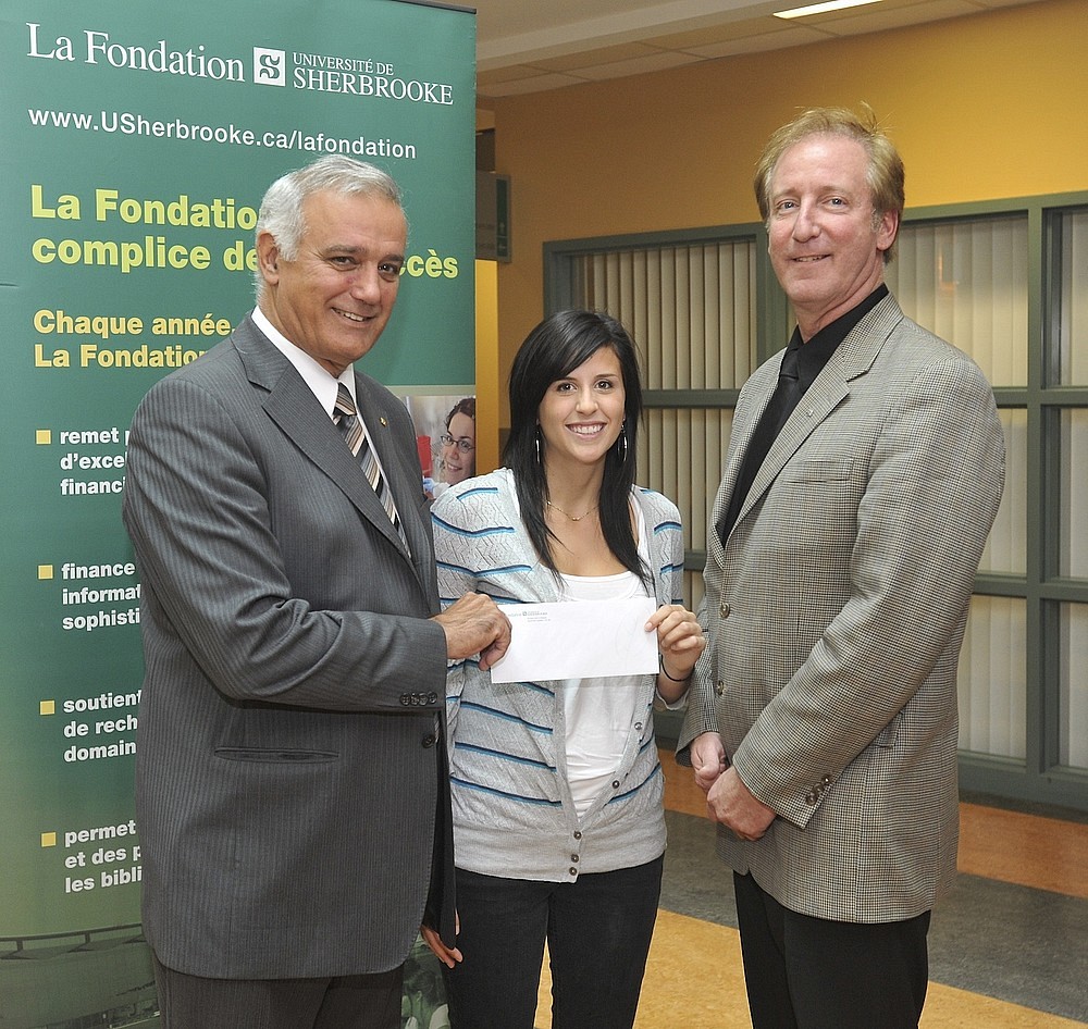 La r&eacute;cipiendaire Laurence Lemaire est entour&eacute;e du professeur Roger No&euml;l, doyen &agrave; la Facult&eacute; d'administration et de Fran&ccedil;ois Dub&eacute;, directeur g&eacute;n&eacute;ral de La Fondation.