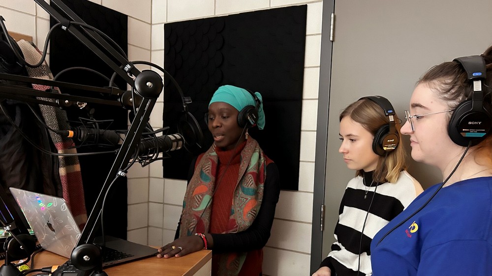 Djamila Ousmane Tinaou a g&eacute;n&eacute;reusement particip&eacute; &agrave; l'&eacute;pisode 2, pilot&eacute; par les &eacute;tudiantes&nbsp;&Eacute;lise Rondeau et Amandine de Chanteloup, en pr&ecirc;tant sa voix pour la lecture d'extraits de bell hooks et d'Audre Lorde.