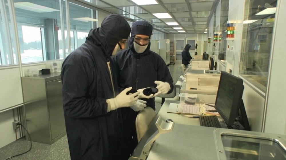 Le professeur Luc Fr&eacute;chette de la Facult&eacute; de g&eacute;nie et Amrid Amnache, &eacute;tudiant au doctorat en g&eacute;nie m&eacute;canique, dans les salles blanches du 3IT