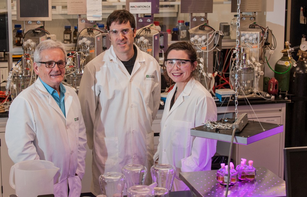 Les Prs Denis Groleau et Philippe-Aubert Gauthier accompagn&eacute;s de l'artiste WhiteFeather Hunter, dans le laboratoire du Pr Groleau.