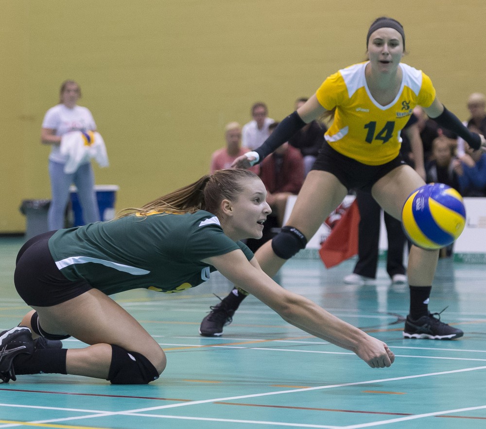 Alexandrine Forget et Cindy Lessard (en arri&egrave;re-plan) lors d'une s&eacute;quence en d&eacute;fensive du Vert & Or face aux Gee-Gees d'Ottawa.