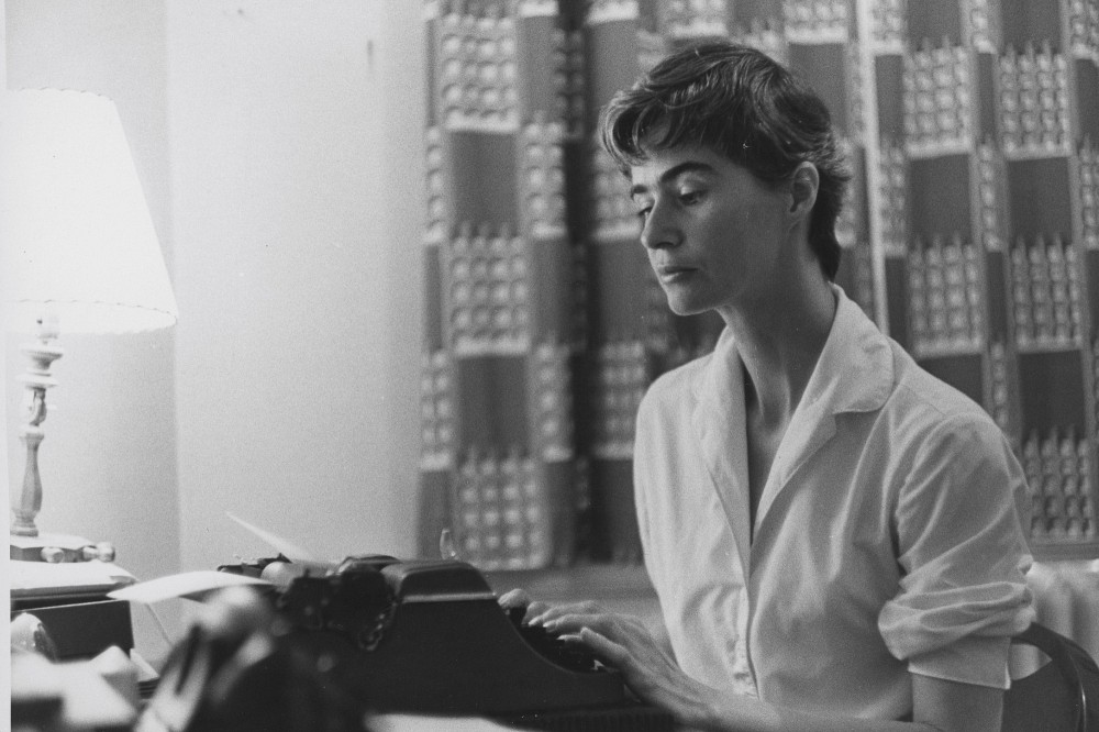 L'Universit&eacute; de Sherbrooke poss&egrave;de l'ensemble des archives et toutes les &eacute;tudes, th&egrave;ses et m&eacute;moires consacr&eacute;s &agrave; Anne H&eacute;bert, en plus de sa biblioth&egrave;que personnelle.&nbsp;Anne H&eacute;bert, vers 1957, Fonds Anne H&eacute;bert (P25), Universit&eacute; de Sherbrooke (495086).