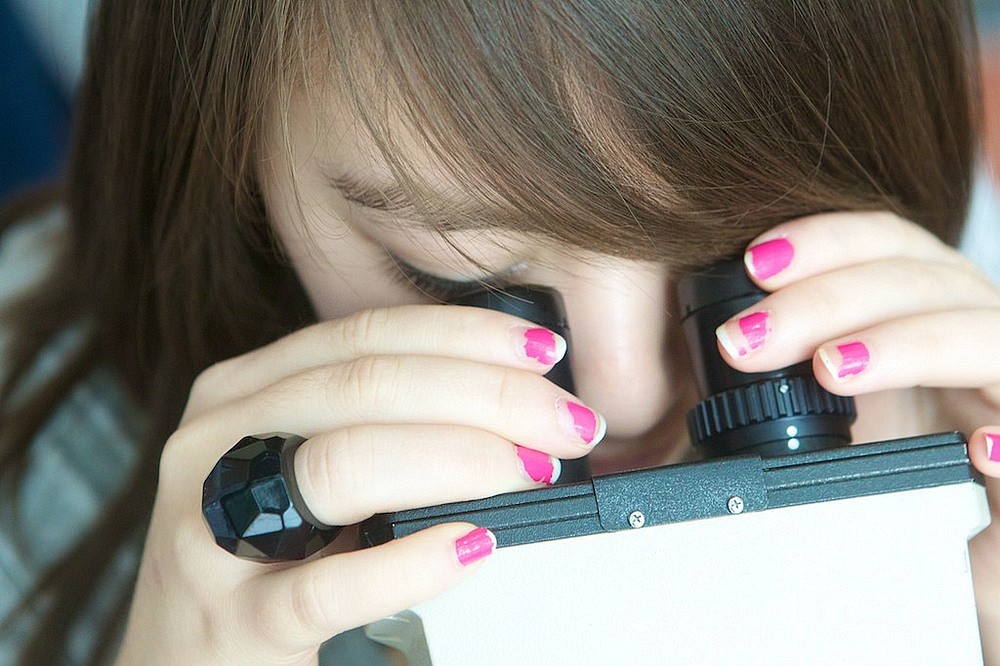 Une participante de la journ&eacute;e Les filles et les sciences&nbsp;: un duo &eacute;lectrisant! &agrave; l'UdeS en&nbsp;2011.