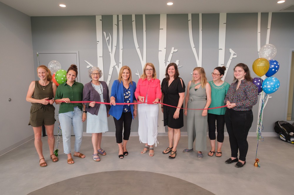 Ont notamment pris part &agrave; l&rsquo;inauguration Jocelyne Faucher, secr&eacute;taire g&eacute;n&eacute;rale et vice-rectrice &agrave; la vie &eacute;tudiante; Genevi&egrave;ve H&eacute;bert, d&eacute;put&eacute;e de Saint-Fran&ccedil;ois; et Suzanne Roy, ministre de la Famille.