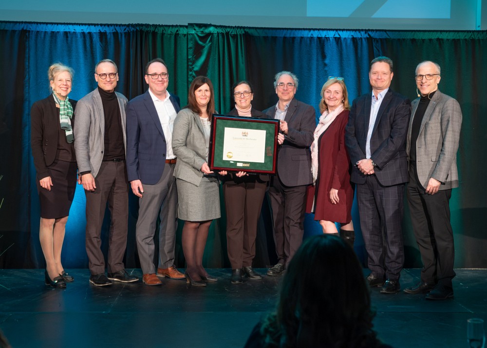 L&rsquo;&eacute;quipe de la ma&icirc;trise en fiscalit&eacute; de l&rsquo;&Eacute;cole de gestion, constitu&eacute;e de Marie-Andr&eacute;e Babineau, Lyne Latulippe, Chantal Amiot, &Eacute;ric Hamelin, Luc Godbout et &Eacute;ric G&eacute;linas, en compagnie du doyen de l'&Eacute;cole de gestion, Jean Roy,&nbsp;de la vice-rectrice aux &eacute;tudes Christine Hudon, et du recteur Pierre Cossette. Absente de la photo : Luce Samoisette.