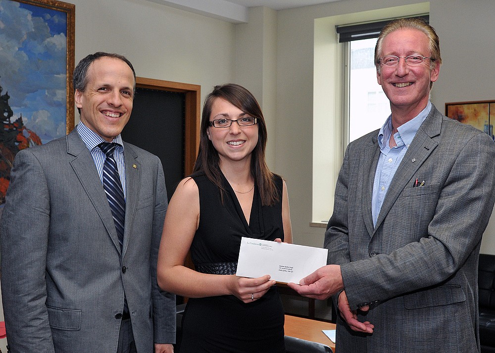 La r&eacute;cipiendaire, Kathya Daigle, est accompagn&eacute;e de Pierre Cossette, doyen de la Facult&eacute; de m&eacute;decine et des sciences de la sant&eacute;, et de Fran&ccedil;ois Dub&eacute;, directeur g&eacute;n&eacute;ral de La Fondation de l'UdeS.