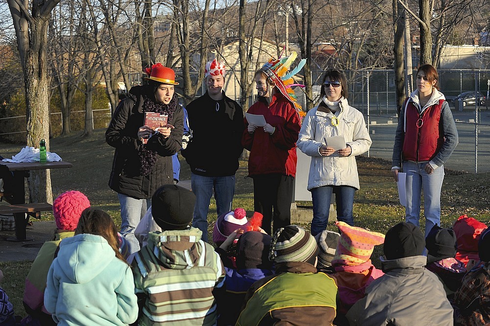 Une &eacute;quipe d'&eacute;tudiantes et d'&eacute;tudiants en adaptation scolaire et sociale profite d'une magnifique journ&eacute;e ensoleill&eacute;e pour faire une lecture interactive en plein air &agrave; des enfants de l'&Eacute;cole primaire du Saint-Esprit de Sherbrooke.