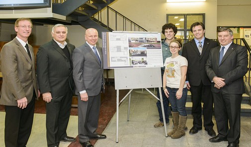 Quelques personnalit&eacute;s influentes de l'UdeS li&eacute;es &agrave; la Facult&eacute; de g&eacute;nie entourent la maquette repr&eacute;sentant le Studio de cr&eacute;ation, le projet prioritaire de financement de la Facult&eacute; pour la campagne majeure 