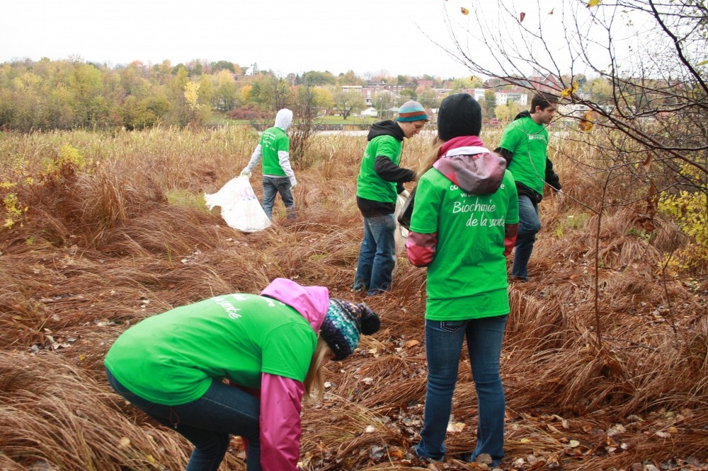 Les b&eacute;n&eacute;voles ont sillonn&eacute; la piste cyclable et le parc Jacques-Cartier en qu&ecirc;te de rebuts, en plus de s&rsquo;aventurer dans les eaux peu profondes du lac des Nations.