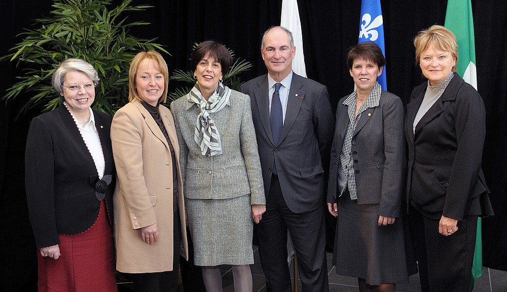 Lyne Bouchard, vice-rectrice du Campus de Longueuil, Caroline St-Hilaire, mairesse de Longueuil, Michelle Courchesne, ministre de l&rsquo;&Eacute;ducation, du Loisir et du Sport, Gil R&eacute;millard, pr&eacute;sident du CA de l'UdeS, la rectrice Luce Samoisette et Nicole M&eacute;nard, ministre responsable de la r&eacute;gion de la Mont&eacute;r&eacute;gie.
