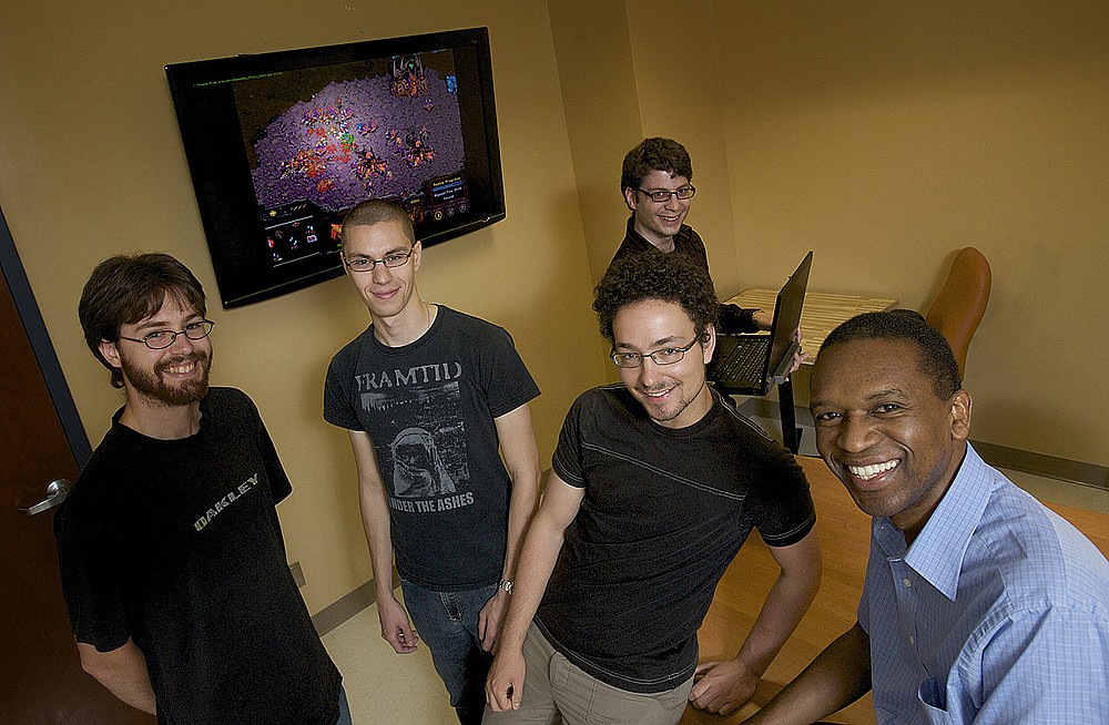 &Agrave; l'avant, les &eacute;tudiants Julien Filion, Francis Bisson et Simon Chamberland, et le professeur Froduald Kabanza. Derri&egrave;re, Philipe Bellefeuille, professionnel de recherche.