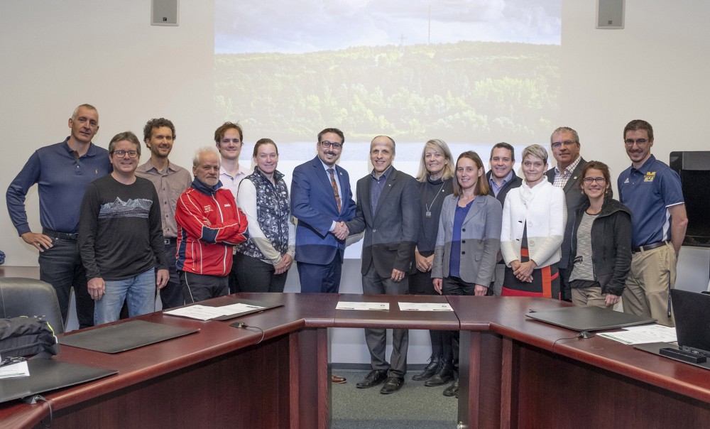 Le maire de la Ville de Sherbrooke, Steve Lussier et le recteur de l'Universit&eacute; de Sherbrooke, Pierre Cossette, &eacute;taient entour&eacute;s des repr&eacute;sentants des diff&eacute;rents groupes d&rsquo;usagers du parc du Mont-Bellevue &agrave; l'occasion de la signature de l'entente.