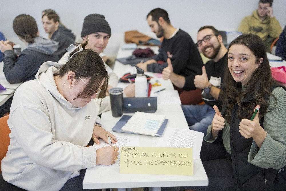 D&eacute;cembre 2023, l'heure &eacute;tait aux bilans en classe apr&egrave;s une session pass&eacute;e &agrave; donner un pr&eacute;cieux coup de main aux partenaires du Programme d'intervention dans la communaut&eacute; (PIC).