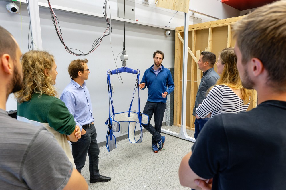 Le prototype de l&egrave;ve-personne pr&eacute;sent&eacute; par Denis-Alexandre Brulotte d'Arjo Magog et le Pr Alexandre Girard.