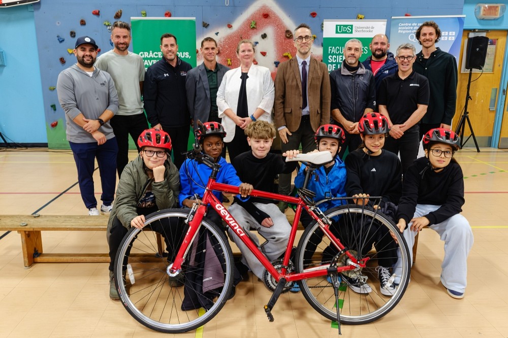 Le lancement du projet de recherche &laquo;&nbsp;&Agrave; v&eacute;lo pour des milieux scolaires plus actifs et inclusifs &raquo; a eu lieu le 16 octobre, &agrave; l'&eacute;cole primaire Jean-XXIII, &agrave; Sherbrooke, en pr&eacute;sence de divers acteurs impliqu&eacute;s et de repr&eacute;sentants des fondations partenaires.