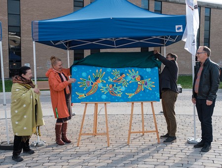 Le d&eacute;voilement de l'&oelig;uvre r&eacute;alis&eacute;e par l'artiste visuelle, conteuse et po&eacute;tesse ab&eacute;nakise Christine Sioui-Wawanoloath (&agrave; gauche) a &eacute;t&eacute; effectu&eacute; par la doyenne de la Facult&eacute; d'&eacute;ducation, Pre Anne Lessard, en compagnie de son pr&eacute;d&eacute;cesseur Serge Striganuk et du Pr Martin L&eacute;pine, vice-doyen &agrave; la formation et &agrave; la culture. M. Striganuk est &agrave; l'origine du projet d'acquisition de l'&oelig;uvre, qui orne d&eacute;sormais le hall du pavillon A2.