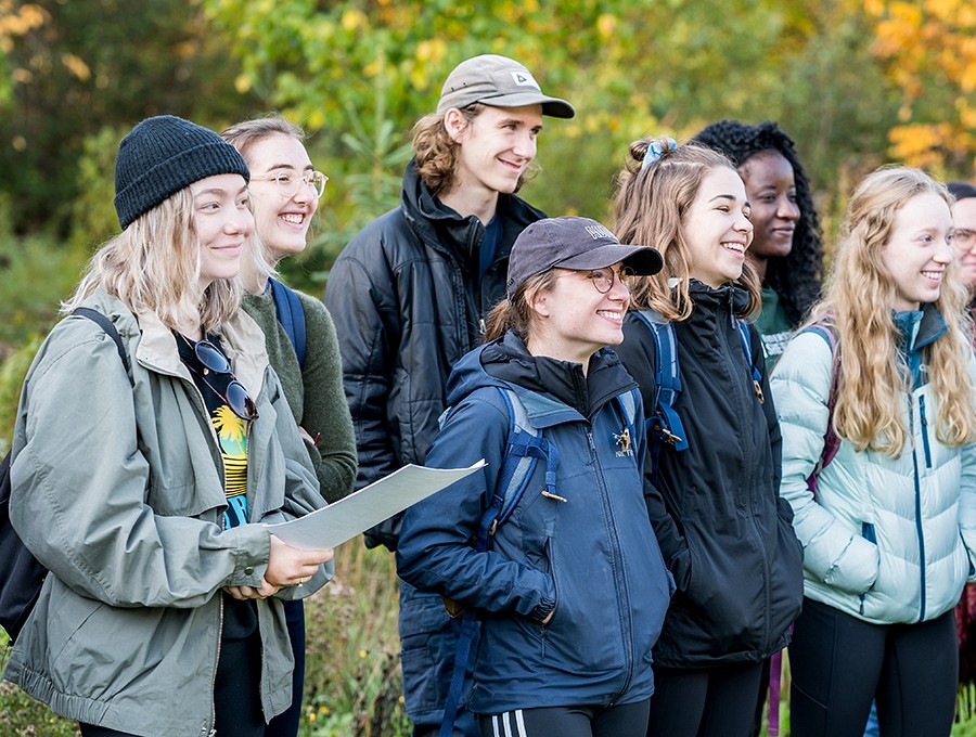 Un groupe &eacute;tudiant du baccalaur&eacute;at en &eacute;tudes de l'environnement lors d'une sortie terrain. Il &eacute;coute les consignes de l'activit&eacute; d'observation du site naturel qu'il s'appr&ecirc;te &agrave; visiter.