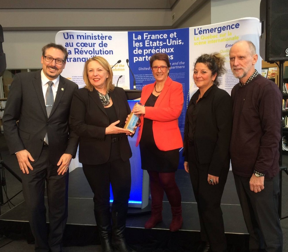 De gauche &agrave; droite&nbsp;: Steve Lussier, maire de Sherbrooke; Christine St-Pierre, ministre des Relations internationales et de la Francophonie; Pre Mich&egrave;le Vatz Laaroussi, r&eacute;cipiendaire du Prix Hector-Fabre 2017; Pre Anick Lessard, vice-doyenne &agrave; l'enseignement et au d&eacute;veloppement &agrave; la Facult&eacute; des lettres et sciences humaines, Universit&eacute; de Sherbrooke; et Pr Jean Goulet, vice-recteur aux ressources humaines et aux relations internationales, Universit&eacute; de Sherbrooke.