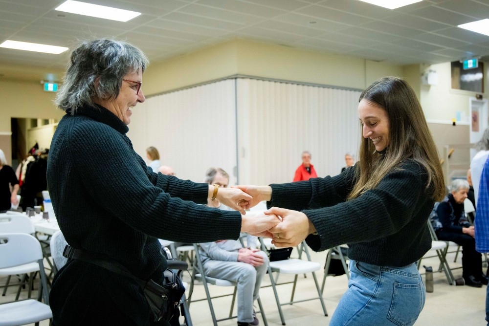 Dans le cadre d&rsquo;un cours ASC (apprentissage par le service dans la communaut&eacute;), les &eacute;tudiantes et &eacute;tudiants aux &eacute;tudes pr&eacute;doctorales en m&eacute;decine ont rendu visite &agrave; l&rsquo;organisme communautaire Rayon de Soleil pour &eacute;gayer le quotidien des personnes &acirc;g&eacute;es.