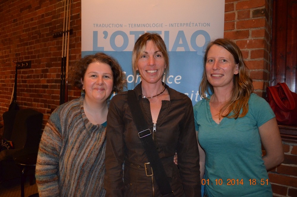 Marie-Dominique Leduc, r&eacute;cipiendaire du prix Excellence de l'OTTIAQ, est entour&eacute;e de Shirley Fortier et de H&eacute;lo&iuml;se Duhaime, repr&eacute;sentantes du D&eacute;partement des lettres et communications de l'Universit&eacute; de Sherbrooke.