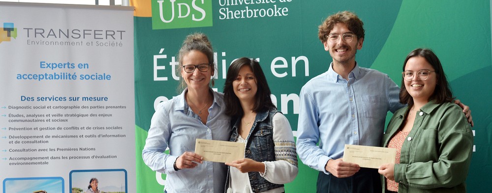 Aux deux extr&eacute;mit&eacute;s : V&eacute;ronique Frigon et Laurence Moreau de Transfert environnement et soci&eacute;t&eacute;; au centre : Julie Mansour et Fr&eacute;d&eacute;rick Turgeon, deux des trois r&eacute;cipiendaires de la bourse.