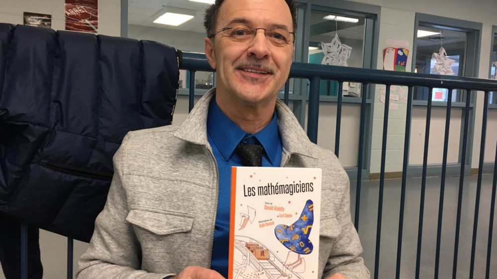 Le Professeur Donald Violette a publi&eacute; son premier roman jeunesse Les Math&eacute;magiciens au printemps 2017.&nbsp;Photo: Am&eacute;lie Gosselin Radio-Canada