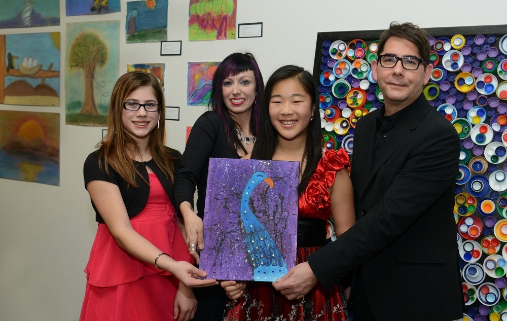 Cathy Jolicoeur, artiste peintre sp&eacute;cialis&eacute;e en arts visuels, et Miguel Terradas, directeur de la Clinique d&rsquo;&eacute;valuation et d&rsquo;intervention en enfance et en adolescence, accompagn&eacute;s de Gabrielle Nadeau et Zhiying Ge, deux jeunes filles dont les &oelig;uvres ont &eacute;t&eacute; expos&eacute;es lors du vernissage.