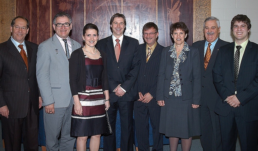 Le recteur de l'U. de Moncton Yvon Fontaine, le doyen R&eacute;jean H&eacute;bert, l'&eacute;tudiante &Eacute;rica Doucet, le premier ministre Shauwn Graham, le doyen associ&eacute; Aurel Schofield, la rectrice Luce Samoisette, le chancellier de l'U. de Moncton Louis R. Comeau et l'&eacute;tudiant Eric Robichaud.