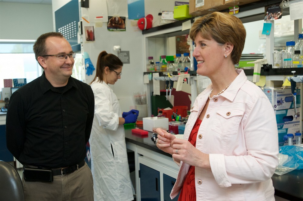 Le professeur Fran&ccedil;ois-Michel Boisvert a eu l'occasion de faire visiter son laboratoire situ&eacute; au Pavillon de recherche appliqu&eacute;e sur le cancer &agrave; la ministre Marie-Claude Bibeau.