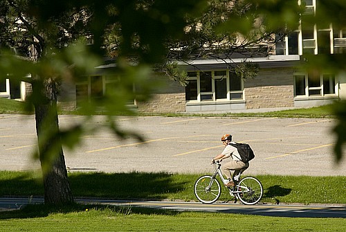 Le covoiturage, le transport en commun et le vélo sont des moyens de favoriser le transport durable.