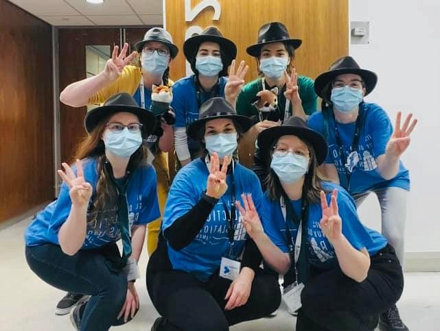 La d&eacute;l&eacute;gation de l'UdeS aux Jeux de la traduction 2022.De bas en haut, de gauche &agrave; droite&nbsp;: Marie-Laurence C&ocirc;t&eacute;-Poirier, Delphine Loiselle, Audrey Couture, Joanie Pich&eacute;, Patricia Brunet-Lauzon, Chlo&eacute; Renaud et Chlo&eacute; Lacasse-Bernier.