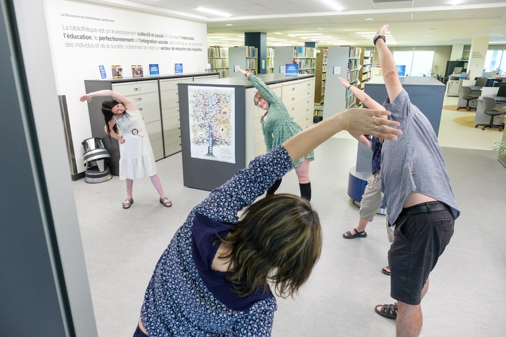 &Agrave; l'initiative d'une professionnelle &oelig;uvrant au Service des biblioth&egrave;ques et archives, des pauses r&eacute;guli&egrave;res d'&eacute;tirements entre coll&egrave;gues ont &eacute;t&eacute; instaur&eacute;es.